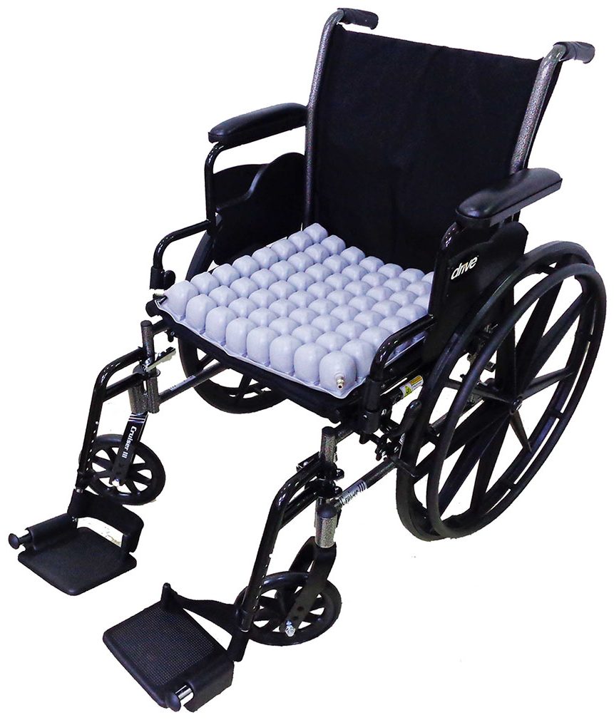 Cojin antiescaras de flotacion de aire de perfil bajo instalado sobre el asiento de una silla de ruedas